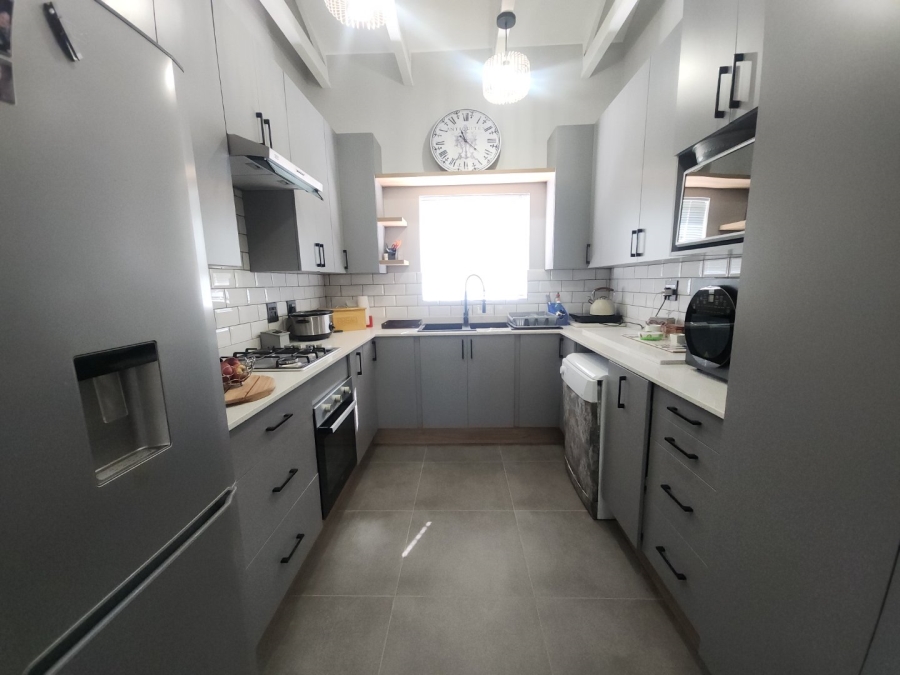 To Let 2 Bedroom Property for Rent in Ifafi North West